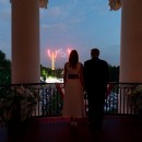 <p>Donald J. y Melania Trump ven los fuegos artificiales desde la Casa Blanca el pasado 4 de julio.</p>