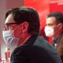 <p>El candidato del PSC a la Generalitat, Salvador Illa, en el Comité Federal del PSOE junto a Pedro Sánchez (23 de enero).</p>