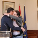 <p>Abrazo entre Sánchez e Iglesias tras anunciar el preacuerdo para un Gobierno de coalición en noviembre de 2019. </p>