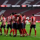 <p>Los jugadores del Atleti felicitan a Diego Costa tras el 3-1 contra el Elche.</p>