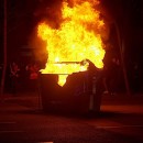 <p>Contenedor ardiendo durante los disturbios por el encarcelamiento de Pablo Hasél en Barcelona. </p>