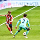 <p>Llorente buscando el pase largo en el área del Levante.</p>