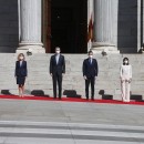 <p>Las máximas autoridades del Estado reciben al rey Felipe a las puertas del Congreso, con motivo del 40 aniversario del 23F</p> (: Congreso)