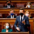 <p>Pablo Casado pregunta al presidente del Gobierno, Pedro Sánchez, en la sesión de control al Ejecutivo de este miércoles.</p>