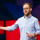 <p>Andrew Marantz imparte una TED Talk en 2019 en Vancouver, Canadá.</p>
