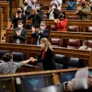 <p>Pablo Iglesias y Yolanda Díaz se saludan en la despedida del primero del Congreso.</p>
