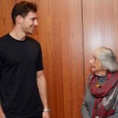 <p>Leon Goretzka con Margot Friedländer, superviviente del Holocausto.</p>