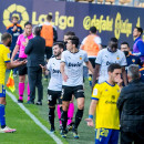 <p>Los jugadores del Valencia CF abandonan el campo en solidaridad con Diakhaby</p>