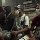 <p>Un grupo de jóvenes traficantes en una favela de Río.</p>