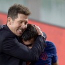 <p>Simeone abraza a Correa al final del partido.</p>