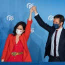 <p>Isabel Díaz Ayuso y Pablo Casado celebrando los resultados del 4M.</p>