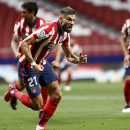 <p>Yannick Carrasco celebra su gol (el 1-0).</p>