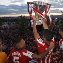 <p>Luis Suárez levanta el trofeo de la Liga frente a la afición rojiblanca. </p> (: Atlético de Madrid)
