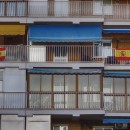 <p>Balcones con banderas de España en Alcalá de Henares (Madrid, 2020).</p>