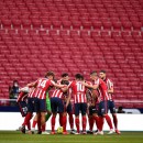 <p>Los jugadores del Atleti reunidos en el terreno de juego.</p>