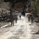 <p>Un vehículo de la Policía Nacional Afgana guía a un grupo de soldados estadounidenses hasta (Logar, Afganistán).</p> (: Russell (U.S. Army))