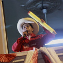 <p>Pedro Castillo, líder de Perú Libre, sosteniendo un lapicero (símbolo de su campaña).</p>