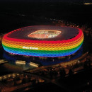 <p>El Allianz Arena, estadio del Bayern, iluminado con la bandera arcoíris.</p>