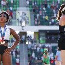 <p>Gwen Berry protesta en el podio negándose a honrar la bandera.</p>