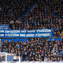 <p>Aficionados del Alavés muestran una pancarta que dice: 'Sin afición no hay pasión. Sin pasión no hay fútbol'.</p>