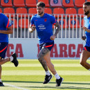 <p>Giménez, De Paul y Carrasco trabajando durante el entrenamiento del Atletico de Madrid. </p>