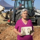 <p>Fernanda Fernández junto a una foto de sus padres en la excavación de Los Cerralbos.</p>