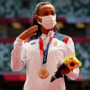 <p>Ana Peleteiro, en el podio, tras recibir la medalla de bronce.</p>