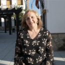 <p>La alcaldesa de Tamurejo (Badajoz), Rosa María Araujo, a la entrada del Ayuntamiento.</p>
