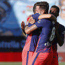 <p>Saúl abraza a Correa, a quien asistió en el segundo gol del Atleti en Balaídos.</p>