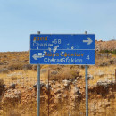 <p>Un cartel lleno de balazos cerca de Hora Sfakion (Creta, Grecia).</p>