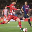 <p>Antoine Griezmann jugando contra el Barça en 2019, su último año en el Atlético de Madrid.</p>