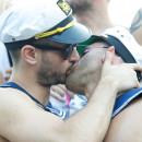 <p>Dos hombres se besan en la manifestación del Orgullo de hace unos años en Madrid.</p>