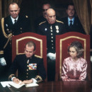 <p>El Rey Juan Carlos sanciona la Constitución, el 27 de diciembre de 1978.</p>