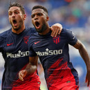 <p>Koke y Lemar celebran el gol del francés que dio la victoria al Atleti en el minuto 99. </p>