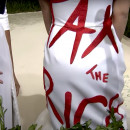 <p>Alexandria Ocasio-Cortez asiste a la gala del Met con un vestido que dice <em>Tax the rich.</em></p>