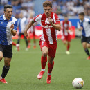 <p>Ximo Navarro y Antoine Griezmann, pugnando por un balón en profundidad.</p>