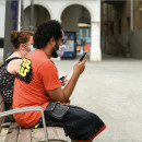 <p>Mirando el móvil (Plaça de Sant Joan Coromines, Barcelona).</p>