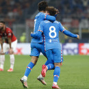 <p>Griezmann, felicitado por João Félix durante el AC Milan-Atleti.</p>