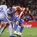 <p>João Félix aguanta el balón bajo la presión de Busquet y Mingueza. </p>