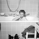 <p>Lee Miller en la bañera, en una foto sacada del catálogo <em>Lee Miller y el Surrealismo en España.</em></p>
