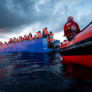 <p>La tripulación del Aita Mari rescata a 105 personas este 18 de octubre.</p>