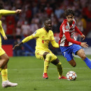 <p>João Félix se va de los defensas del Liverpool para asistir a Griezmann en el 2-2.</p>