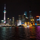 <p>Imagen nocturna de la zona de Pudong en Shangai (China). <strong>/ Almir de Freitas (CC BY 2.0)</strong></p>