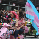 <p>Bandera trans en el World Pride de San Francisco (California) en 2019.</p>