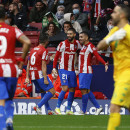 <p>Los jugadores del Atleti celebran el primer gol de Carrasco.</p>