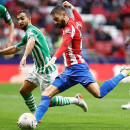 <p>Carrasco adelanta a su equipo en el partido frente al Betis.</p>