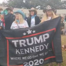 <p>Manifestantes de extrema derecha reunidos en Dallas (Texas, EE.UU.) a la espera de la “resurrección” de John F. Kennedy Junior.</p>