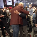 <p>Abrazo entre Pedro Sánchez y Felipe González, durante el 40 Congreso del PSOE. </p>