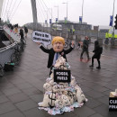 <p>Manifestante contra el negocionismo frente a la cumbre de la COP26.</p>