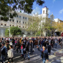 <p>La marcha pasa frente al colegio San Felipe Neri, en la avenida principal de Cádiz.</p>
